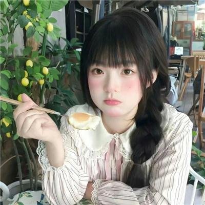 在塑料泡沫的男孩